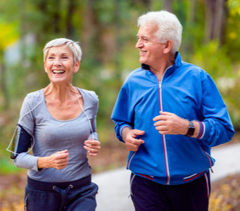Adultos mayores haciendo ejercicio con SilvaFIT